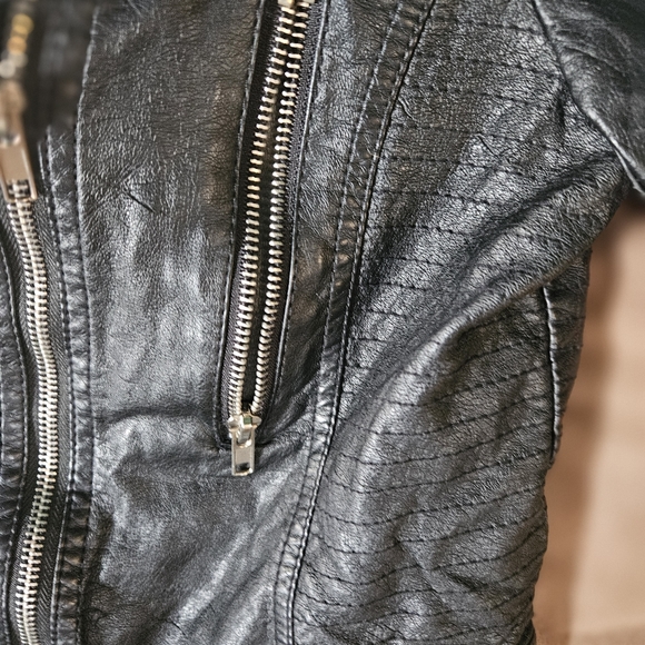 Womens Black Faux Leather Distressed Bomber Jacket Size Small Forever 21 - Picture 5 of 13